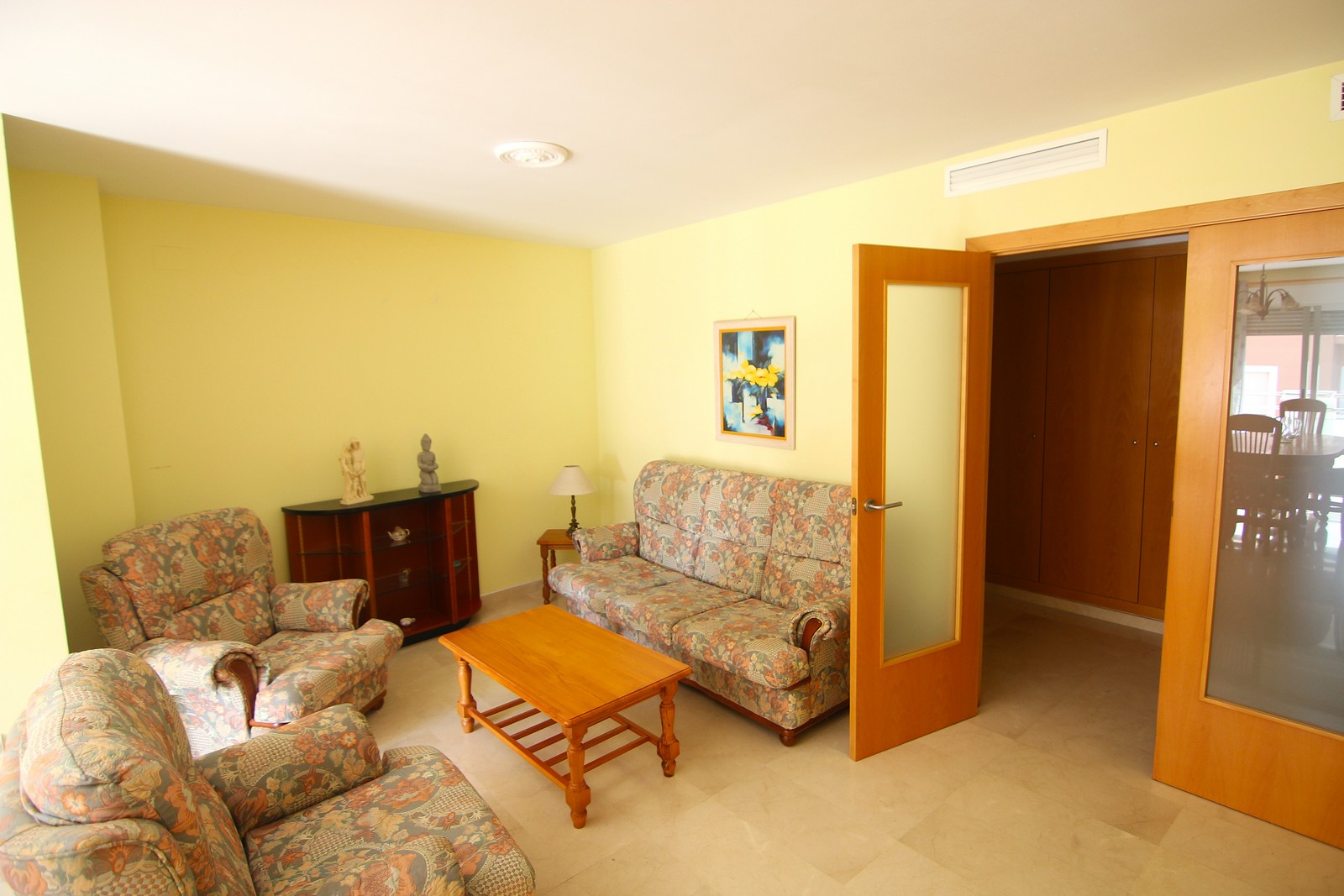 Apartamento en venta con 4 habitaciones y amplia terraza en el centro de Benitatxell.