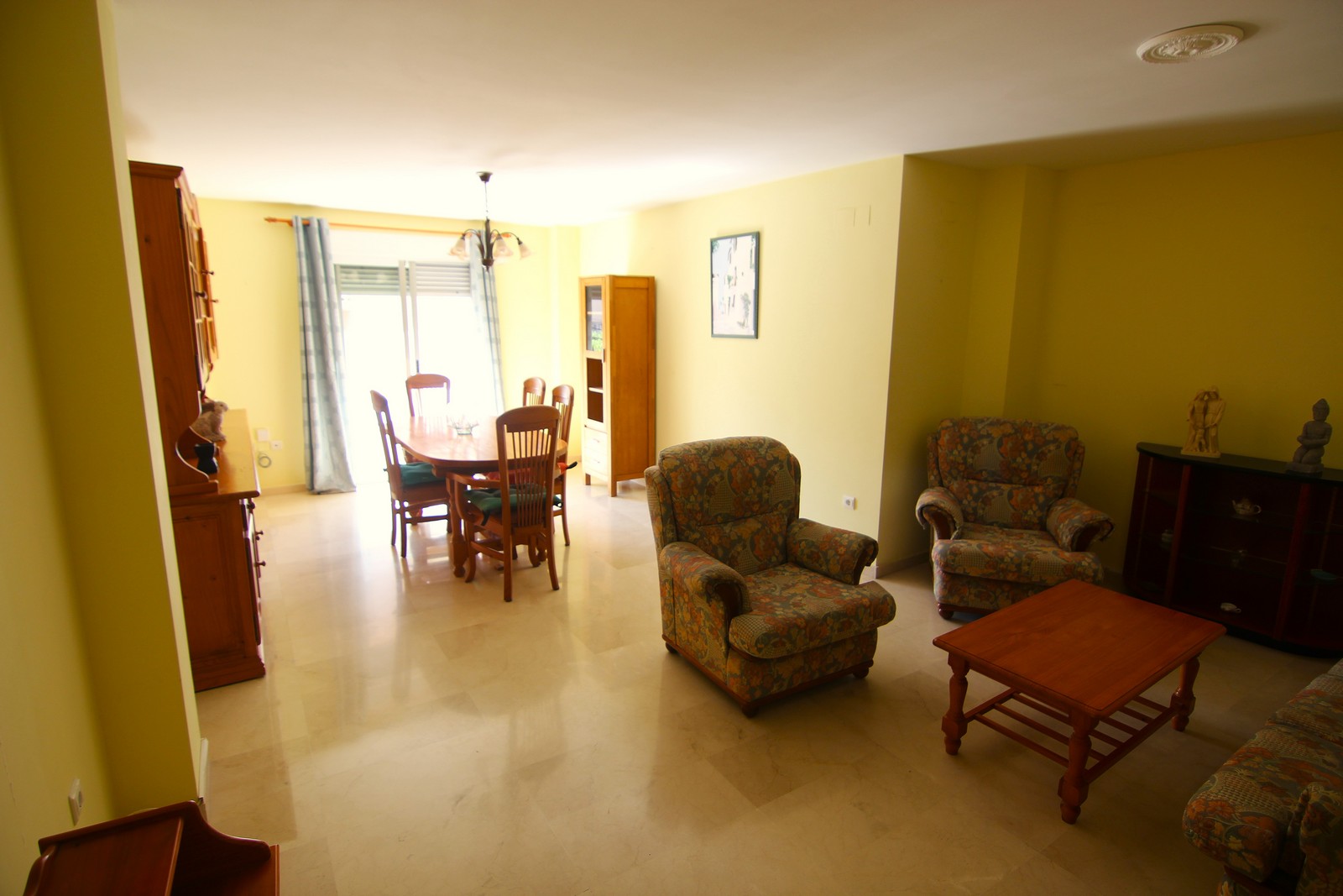 Apartamento en venta con 4 habitaciones y amplia terraza en el centro de Benitatxell.
