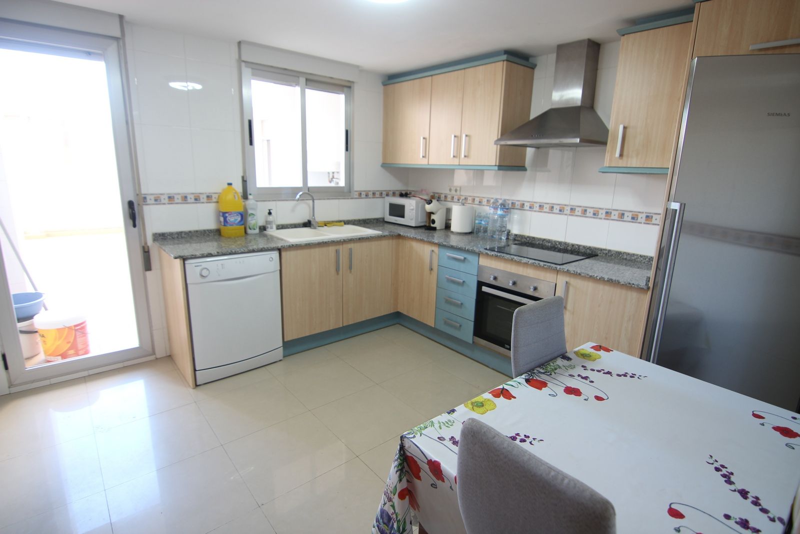 Apartamento en venta con 4 habitaciones y amplia terraza en el centro de Benitatxell.
