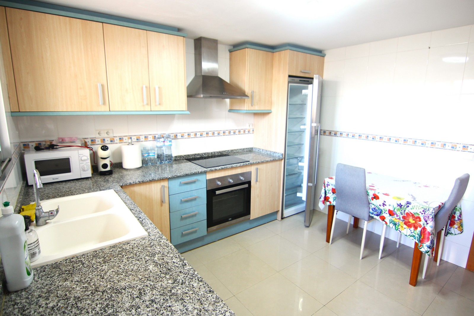 Apartamento en venta con 4 habitaciones y amplia terraza en el centro de Benitatxell.