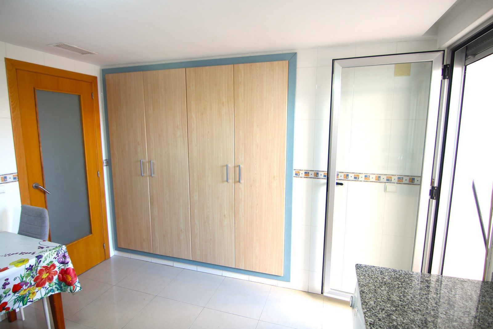 Apartamento en venta con 4 habitaciones y amplia terraza en el centro de Benitatxell.