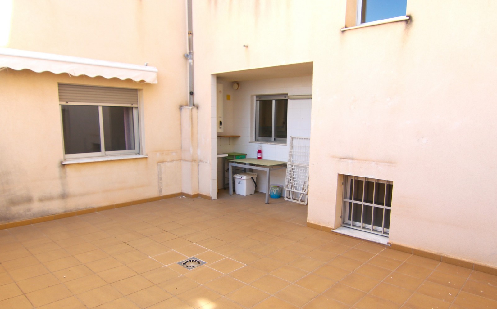 Apartamento en venta con 4 habitaciones y amplia terraza en el centro de Benitatxell.