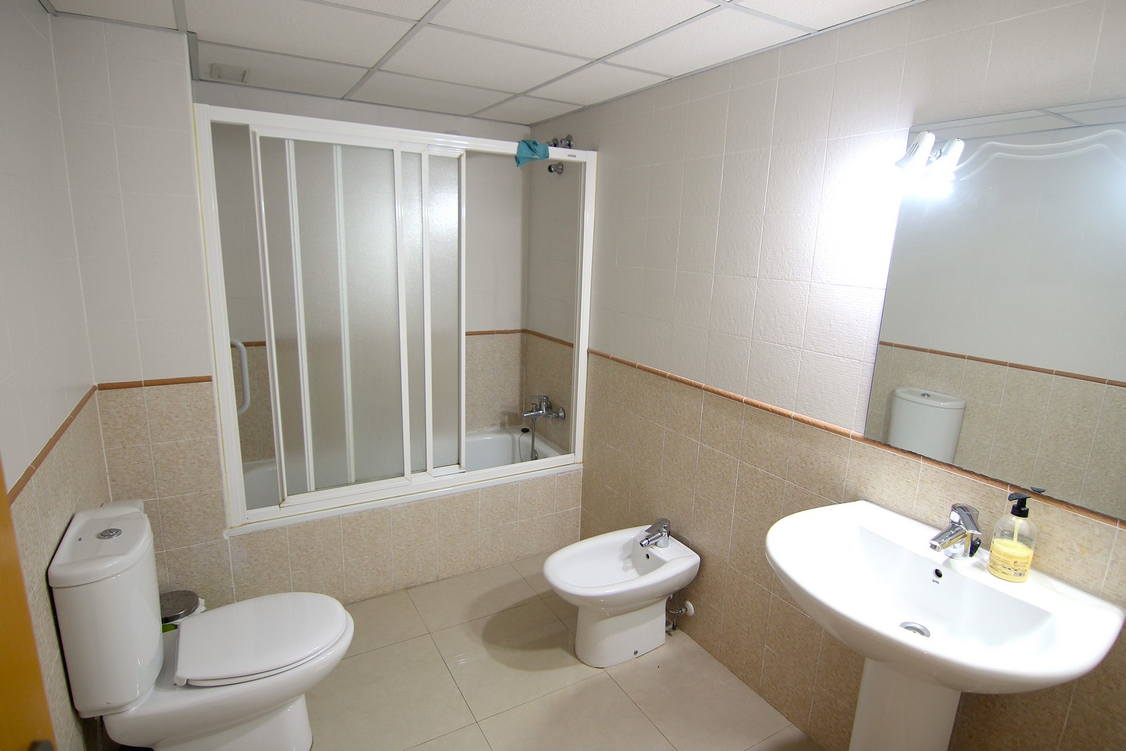 Apartamento en venta con 4 habitaciones y amplia terraza en el centro de Benitatxell.