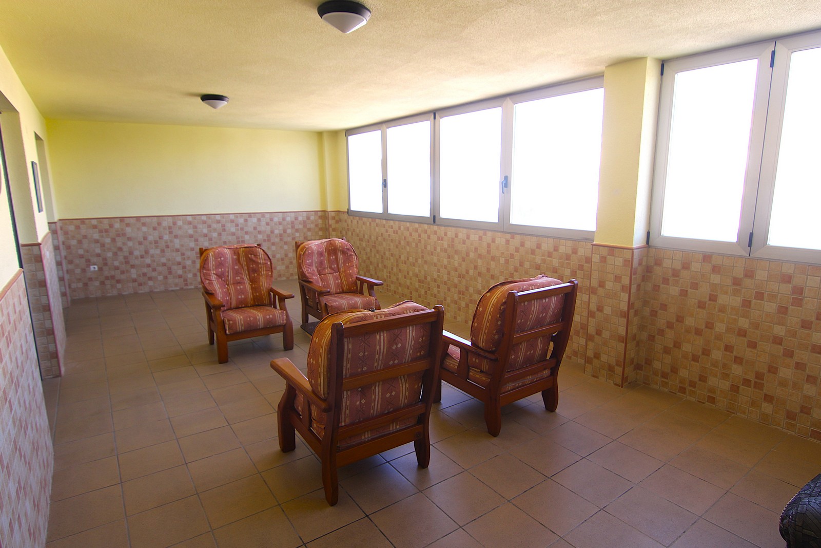 Apartamento en venta con 4 habitaciones y amplia terraza en el centro de Benitatxell.
