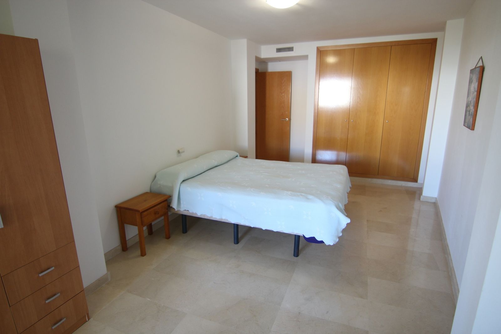 Apartamento en venta con 4 habitaciones y amplia terraza en el centro de Benitatxell.