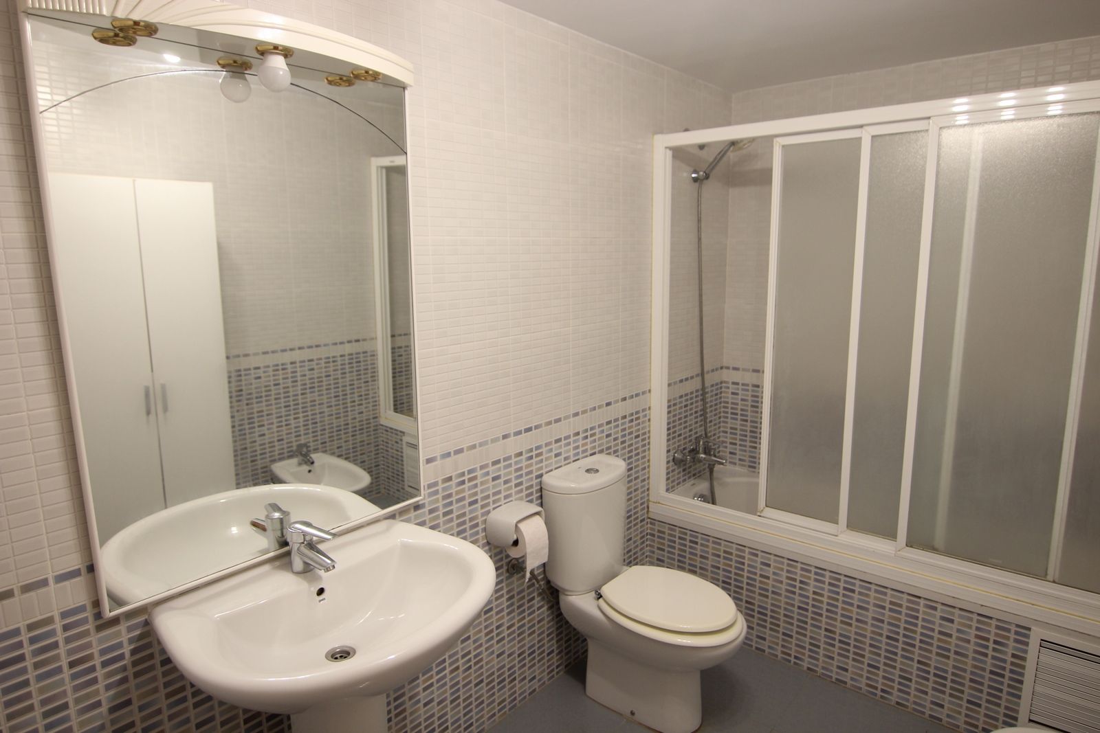 Apartamento en venta con 4 habitaciones y amplia terraza en el centro de Benitatxell.