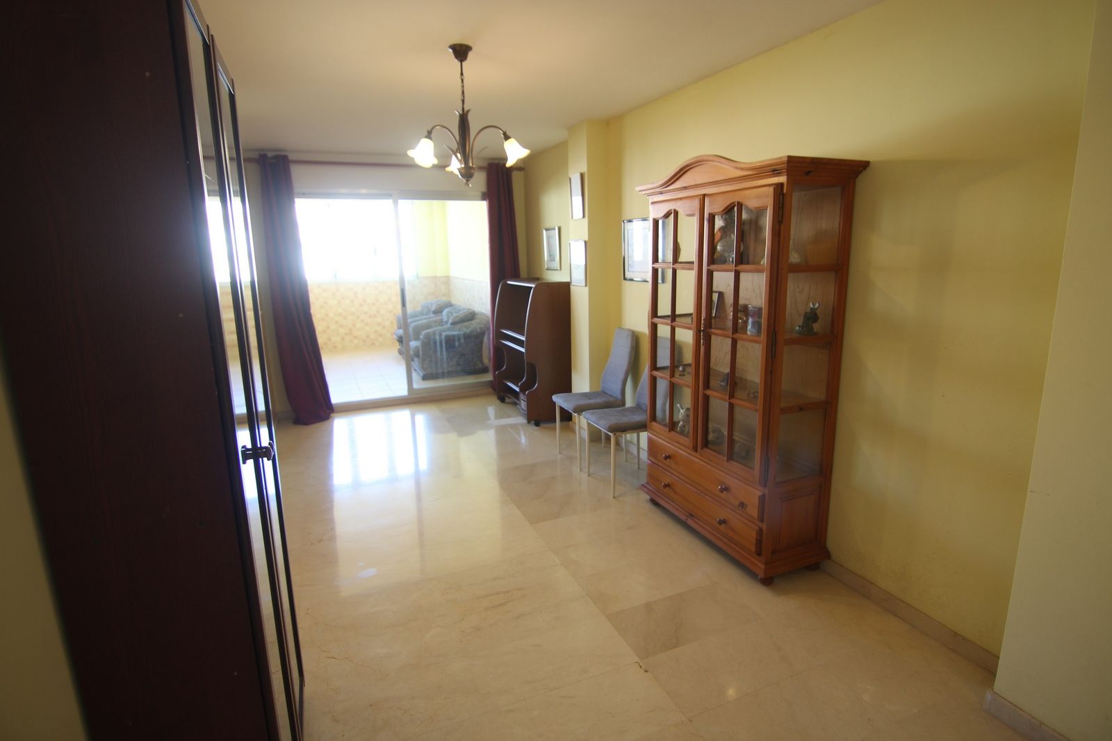 Apartamento en venta con 4 habitaciones y amplia terraza en el centro de Benitatxell.