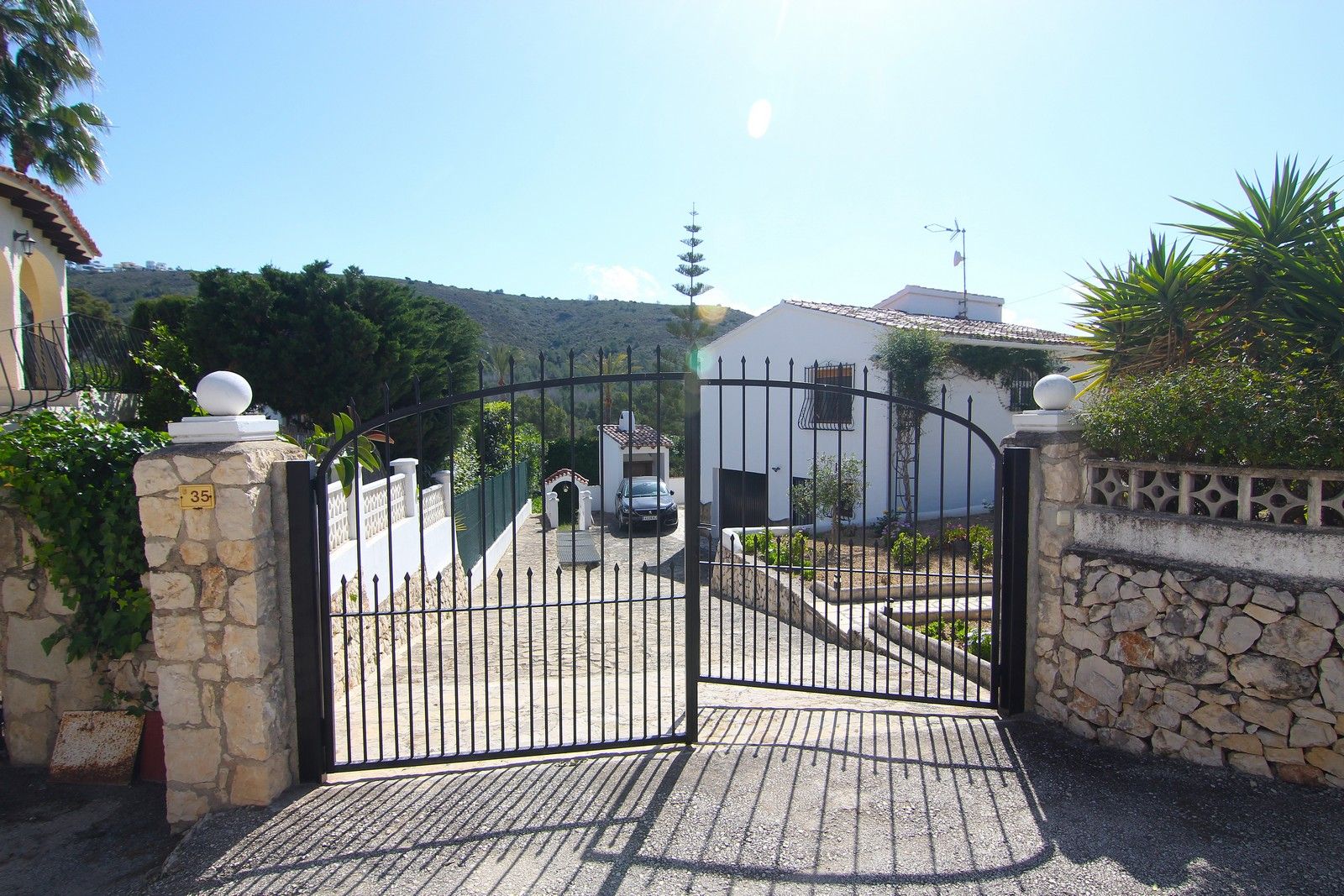 Villa en venta en zona tranquila del Portet con piscina.