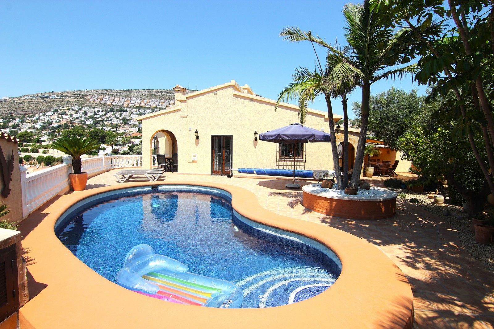 Villa con piscina y espectaculares vistas al mar en Cumbre del Sol.