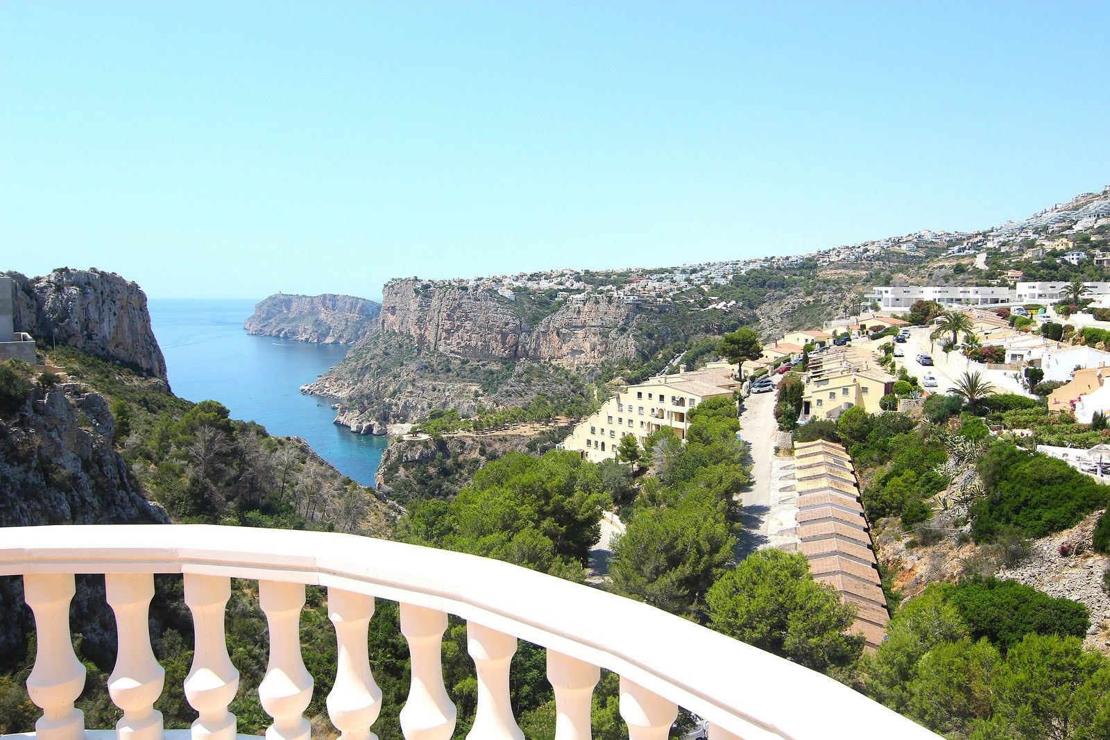 Villa con piscina y espectaculares vistas al mar en Cumbre del Sol.