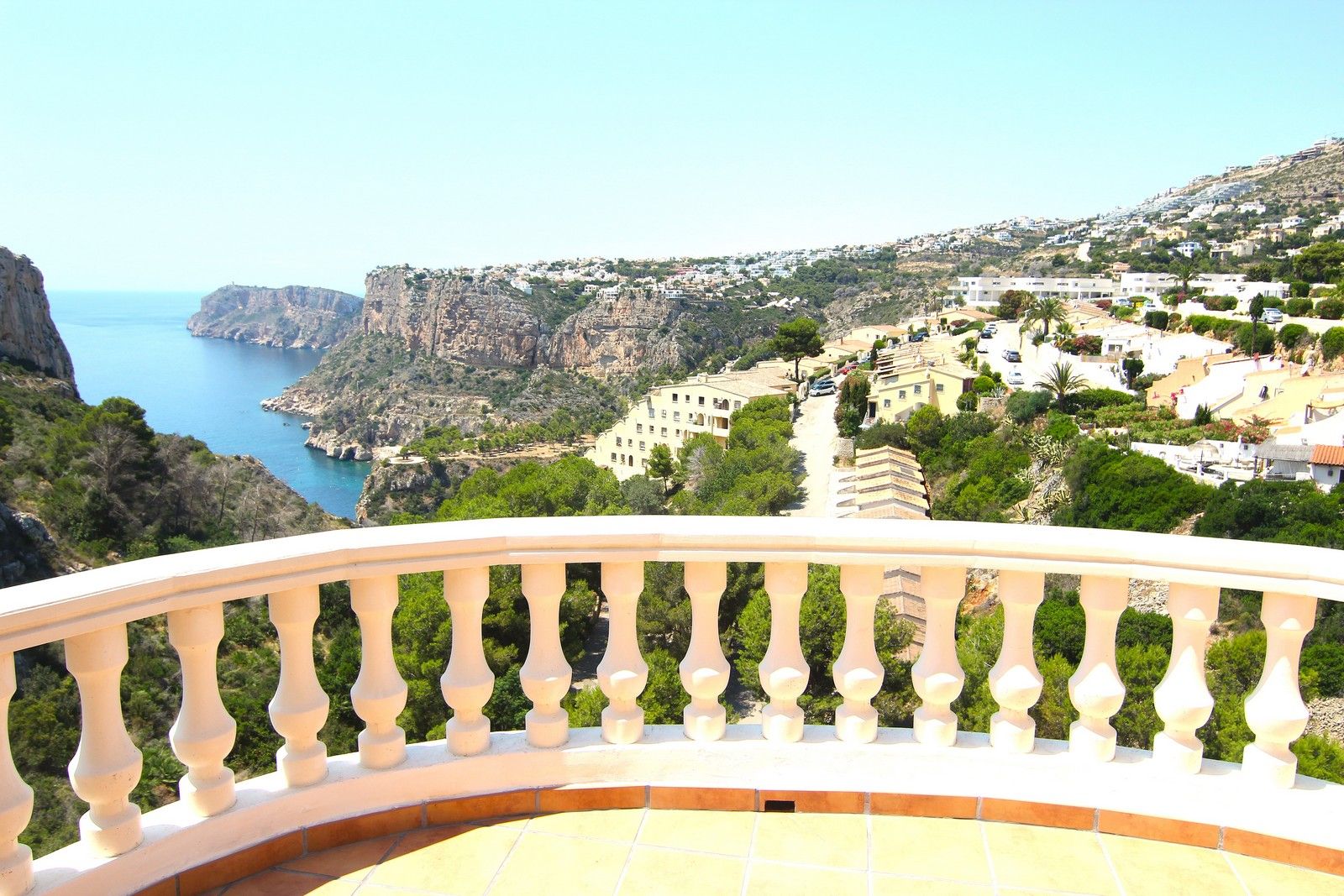 Villa con piscina y espectaculares vistas al mar en Cumbre del Sol.