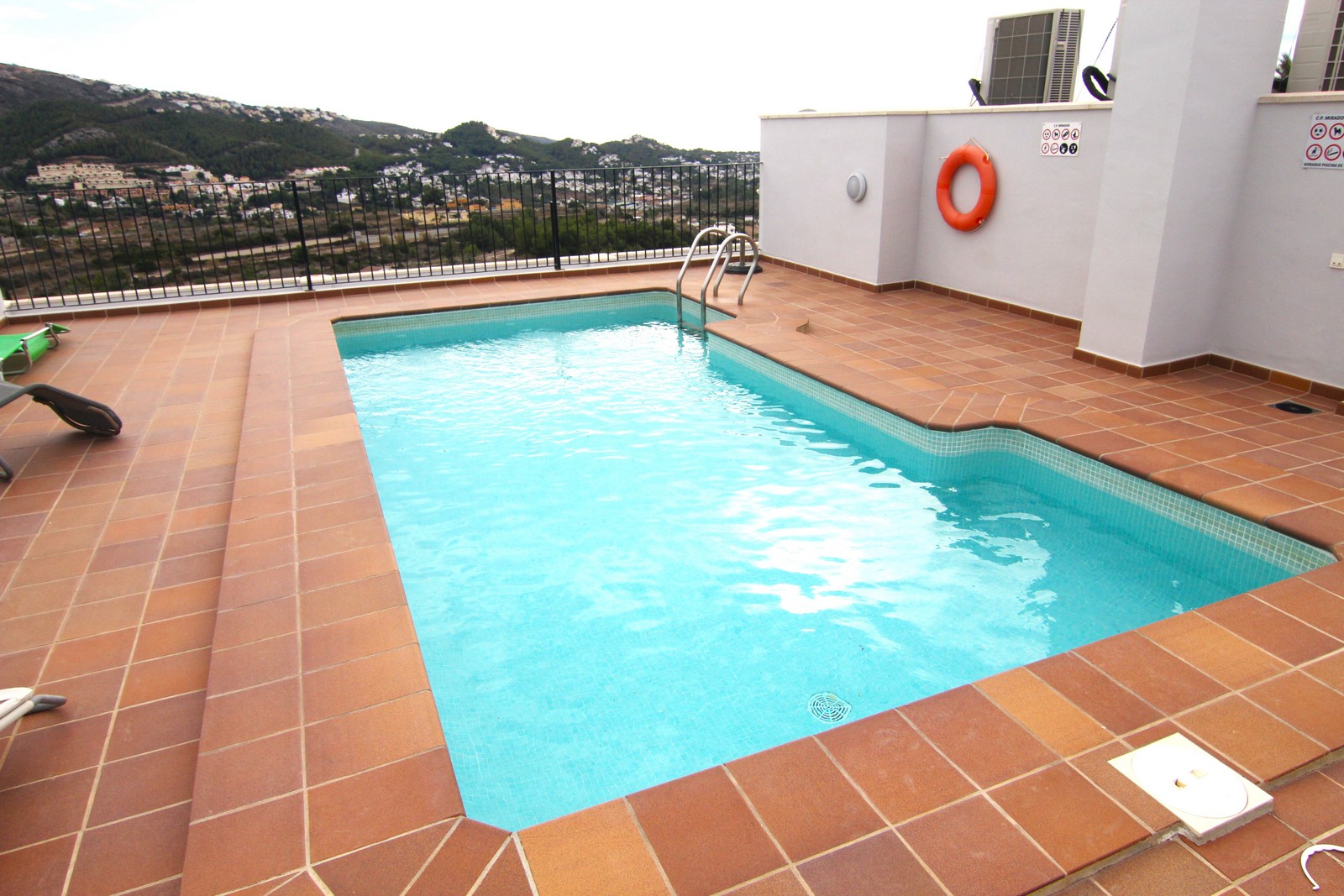 Apartamento a la venta con vistas panoramicas y piscina.