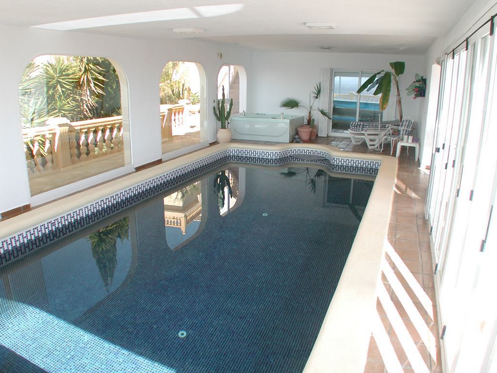 Villa a la venta con piscina interior y fantásticas vistas al mar