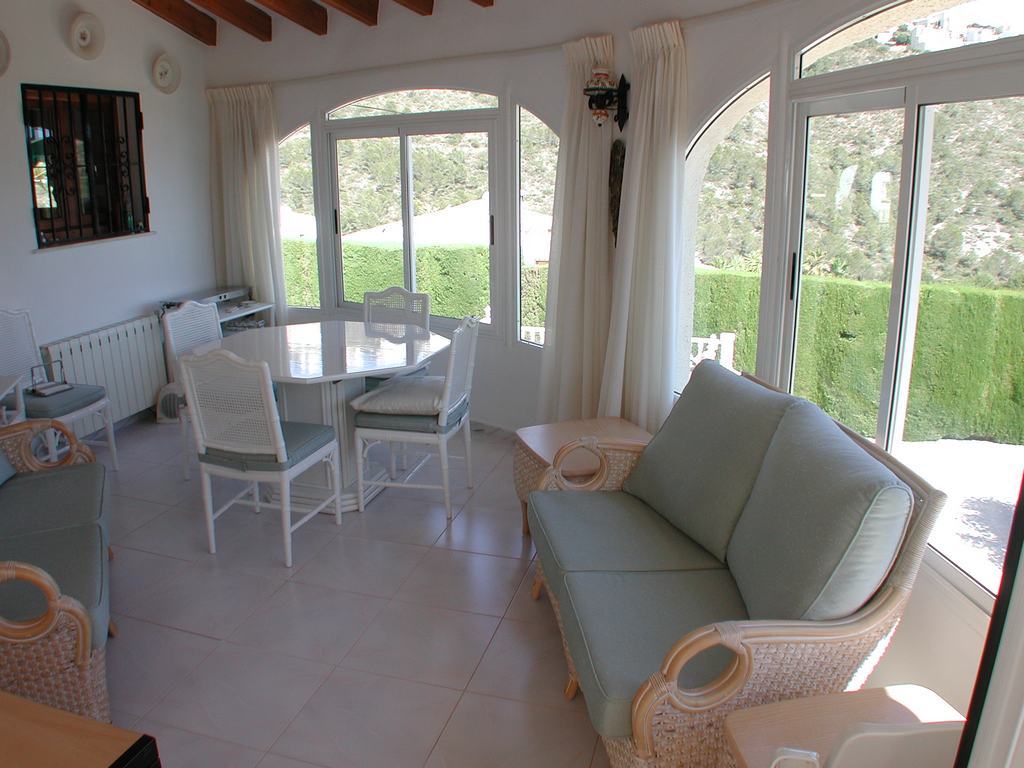 Villa a la venta con piscina y vistas al mar.