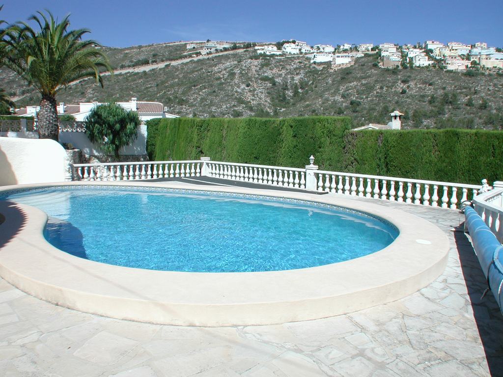 Villa a la venta con piscina y vistas al mar.