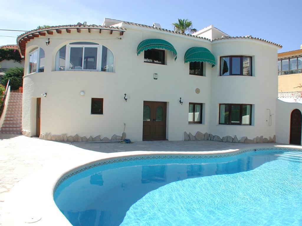 Villa a la venta con piscina y vistas al mar.