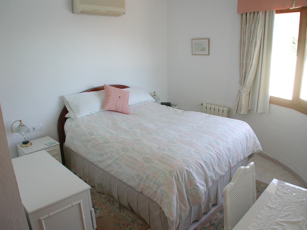 Villa a la venta con piscina y vistas al mar.