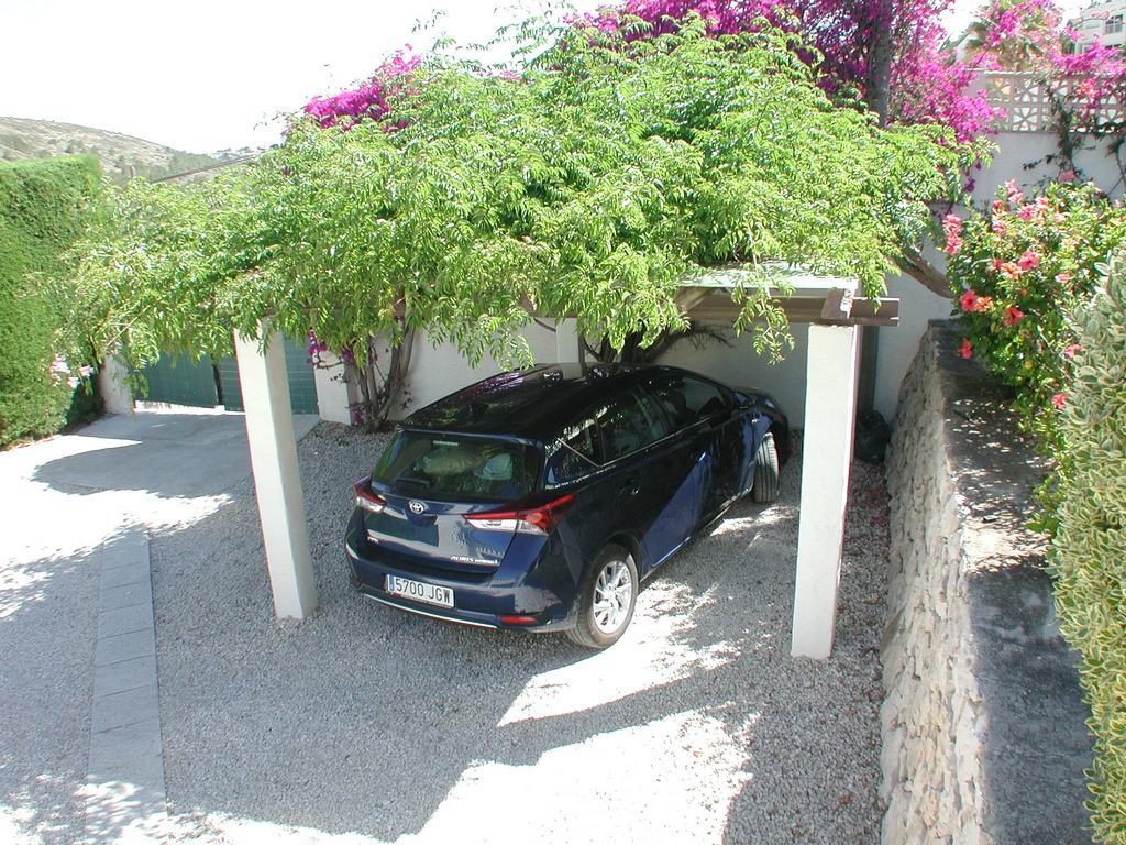 Villa a la venta con piscina y vistas al mar.