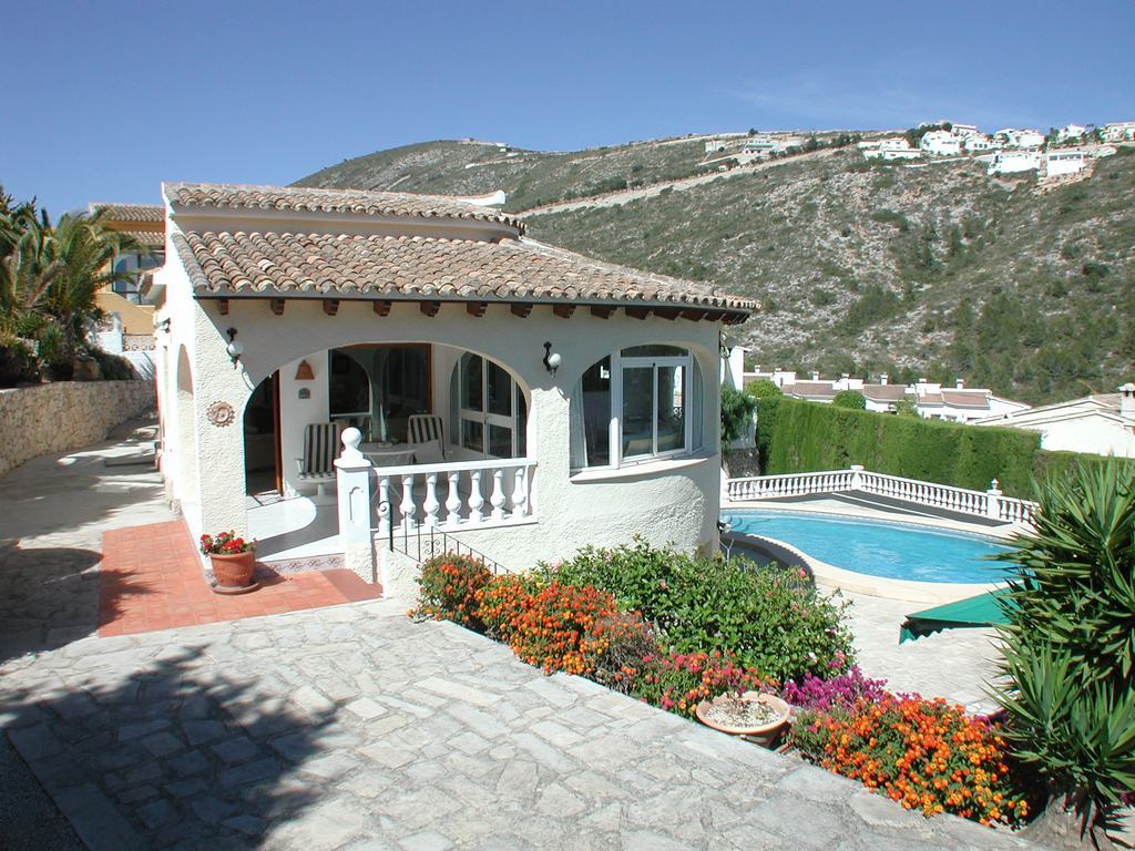 Villa a la venta con piscina y vistas al mar.