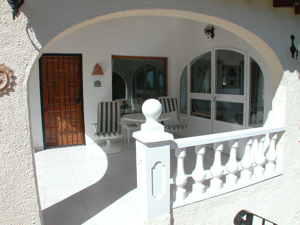 Villa a la venta con piscina y vistas al mar.