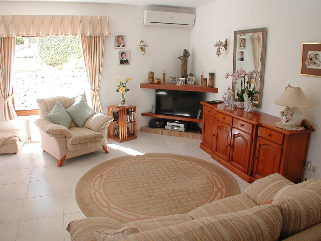 Villa a la venta con piscina y vistas al mar.