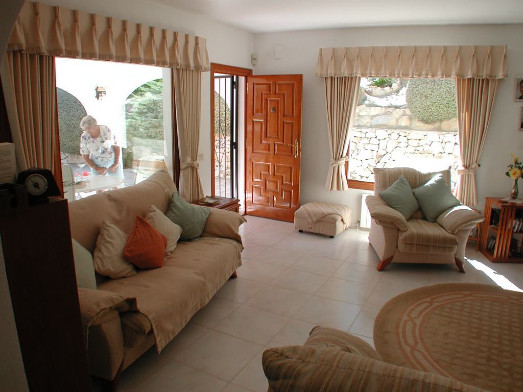 Villa a la venta con piscina y vistas al mar.