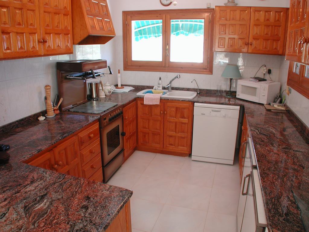 Villa a la venta con piscina y vistas al mar.