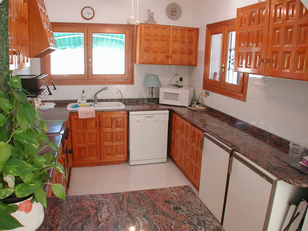 Villa a la venta con piscina y vistas al mar.