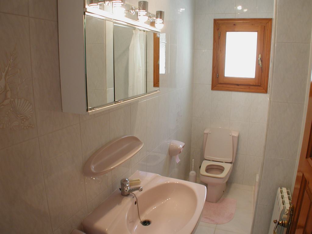Villa a la venta con piscina y vistas al mar.