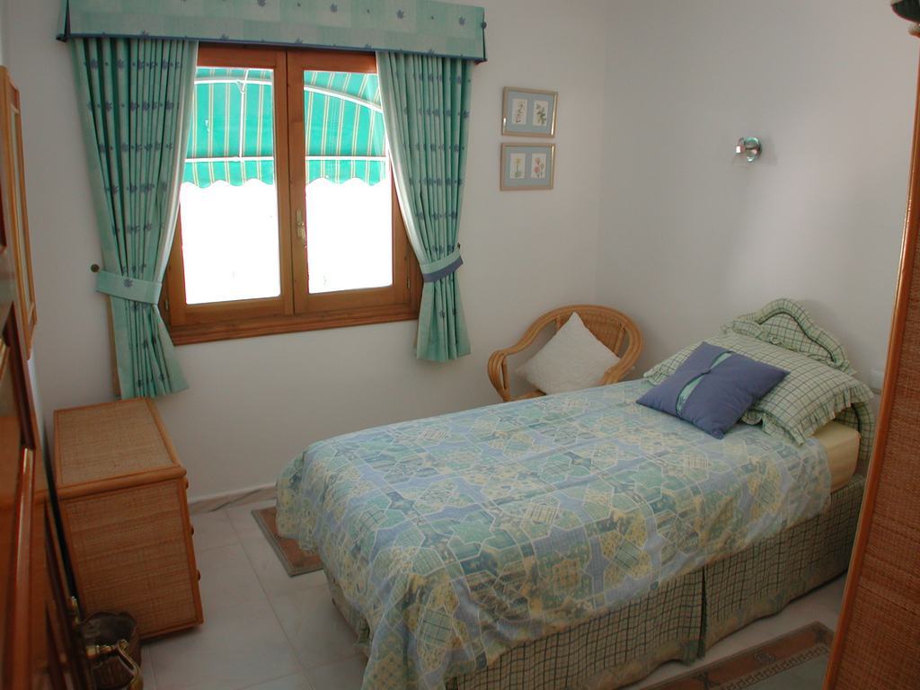 Villa a la venta con piscina y vistas al mar.