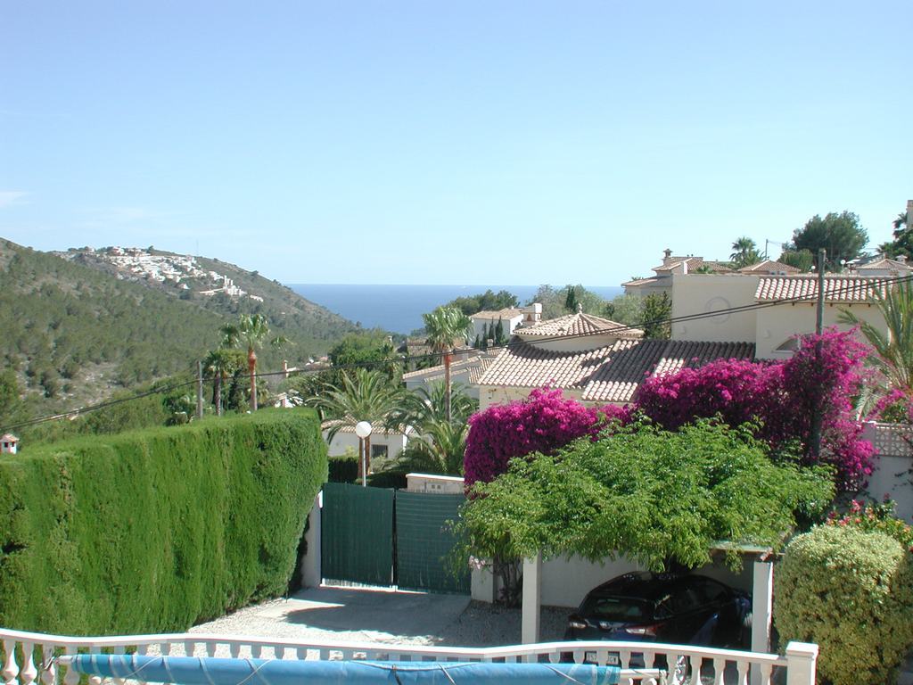 Villa a la venta con piscina y vistas al mar.