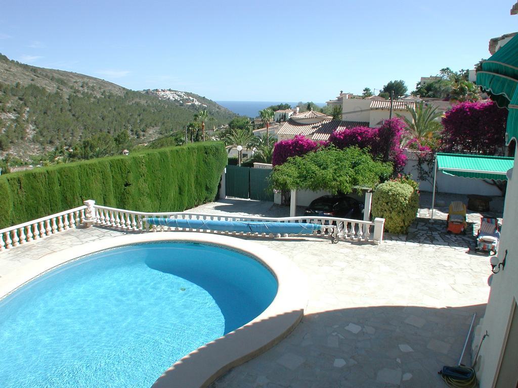 Villa a la venta con piscina y vistas al mar.