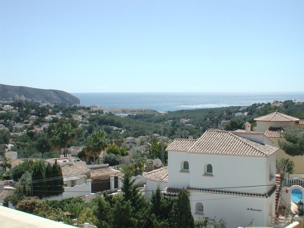 Villa a la venta con vistas al mar y piscina.