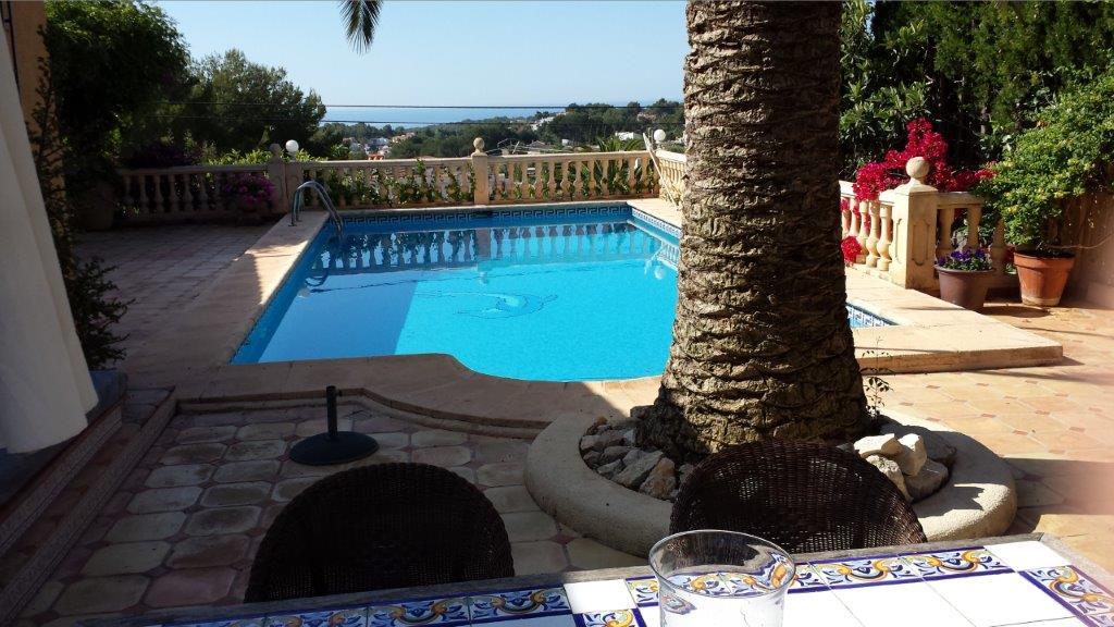 Preciosa villa a la venta con piscina y vistas al mar.