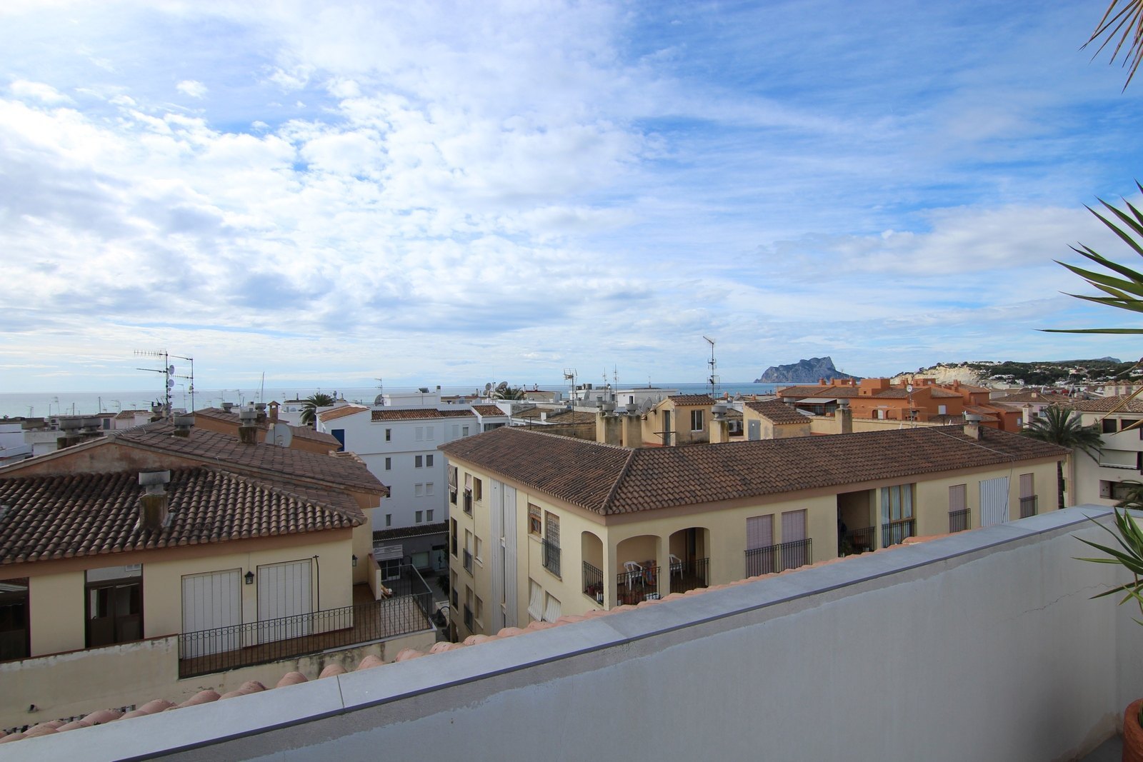Ático con vistas al mar y amplias terrazas en el centro de Moraira.