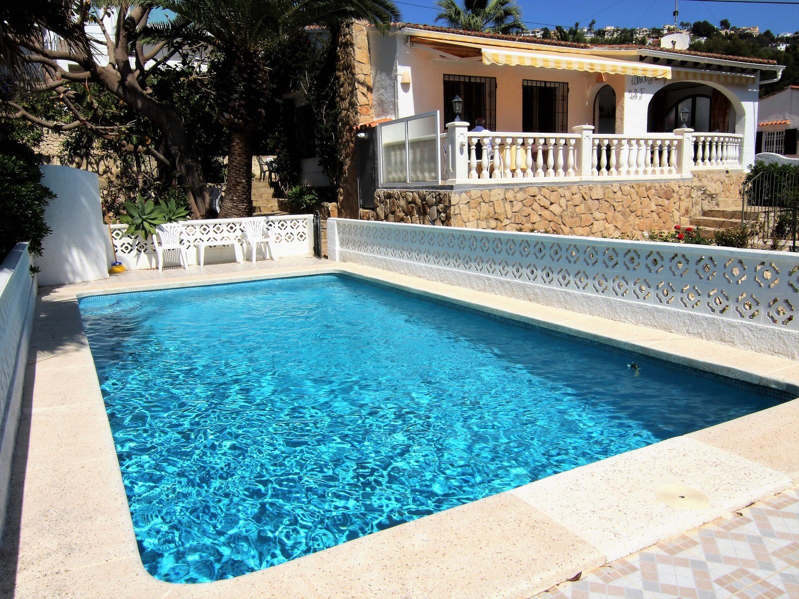 Villa a la venta en Baladrar con piscina.