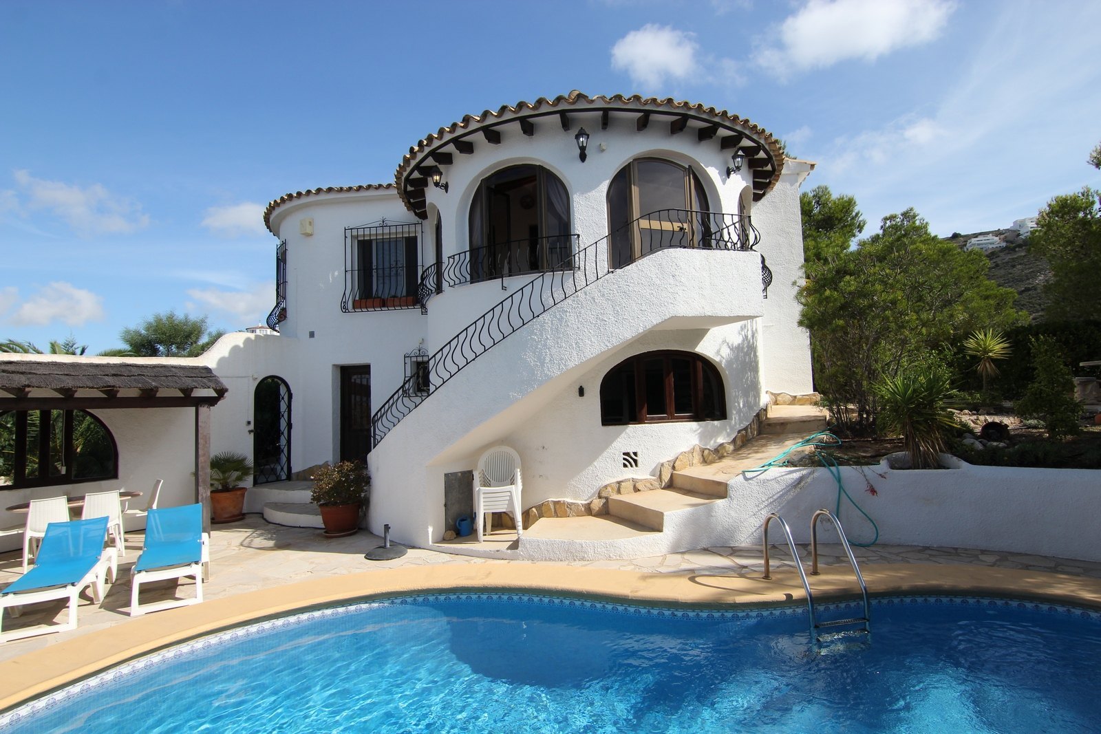 Villa en venta con piscina y vistas panorámicas.