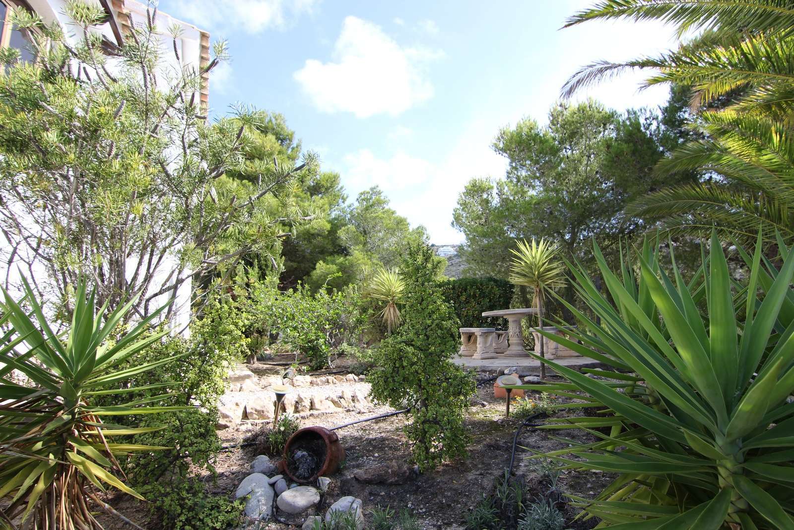 Villa en venta con piscina y vistas panorámicas.