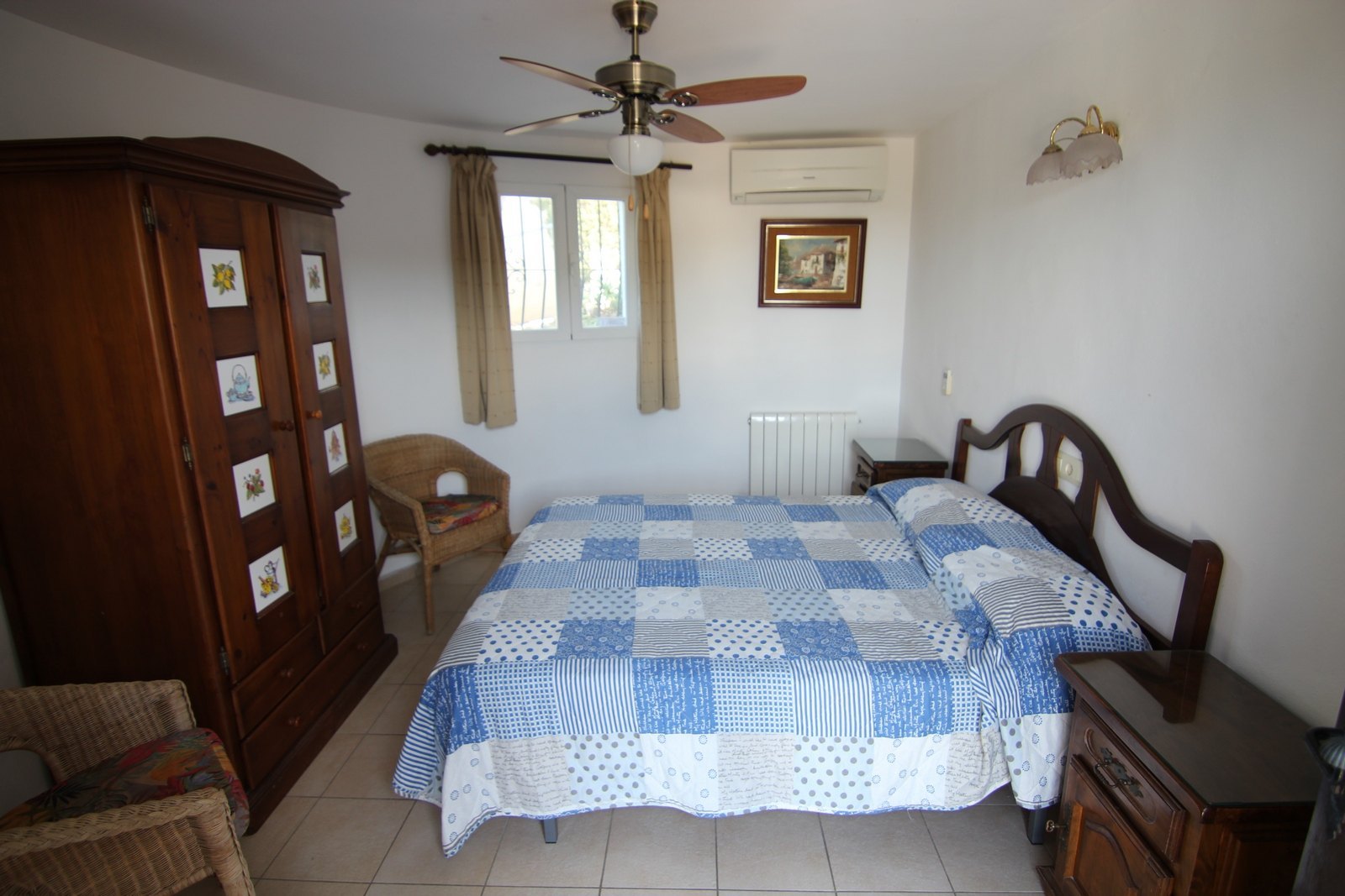 Villa en venta con piscina y vistas panorámicas.