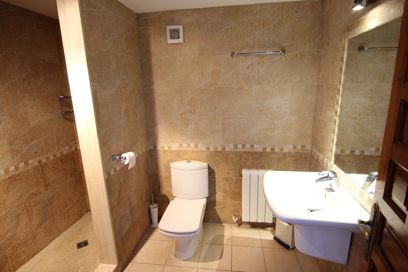 Villa en venta con piscina y vistas panorámicas.