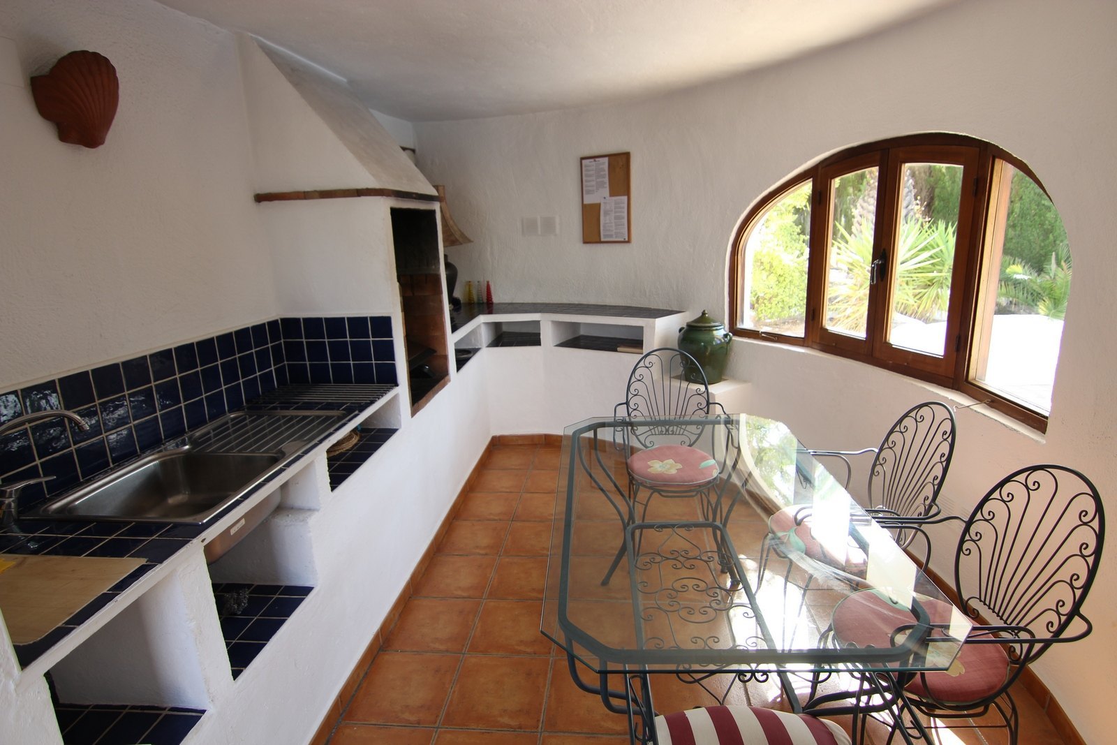 Villa en venta con piscina y vistas panorámicas.