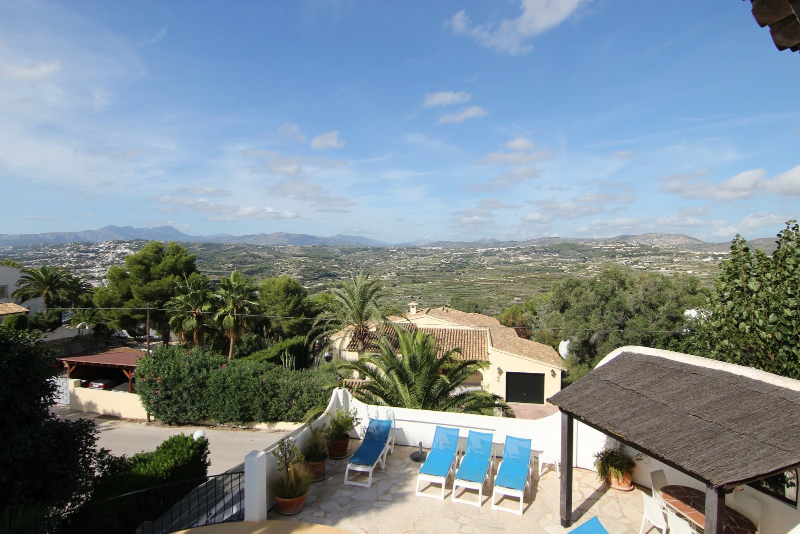 Villa en venta con piscina y vistas panorámicas.