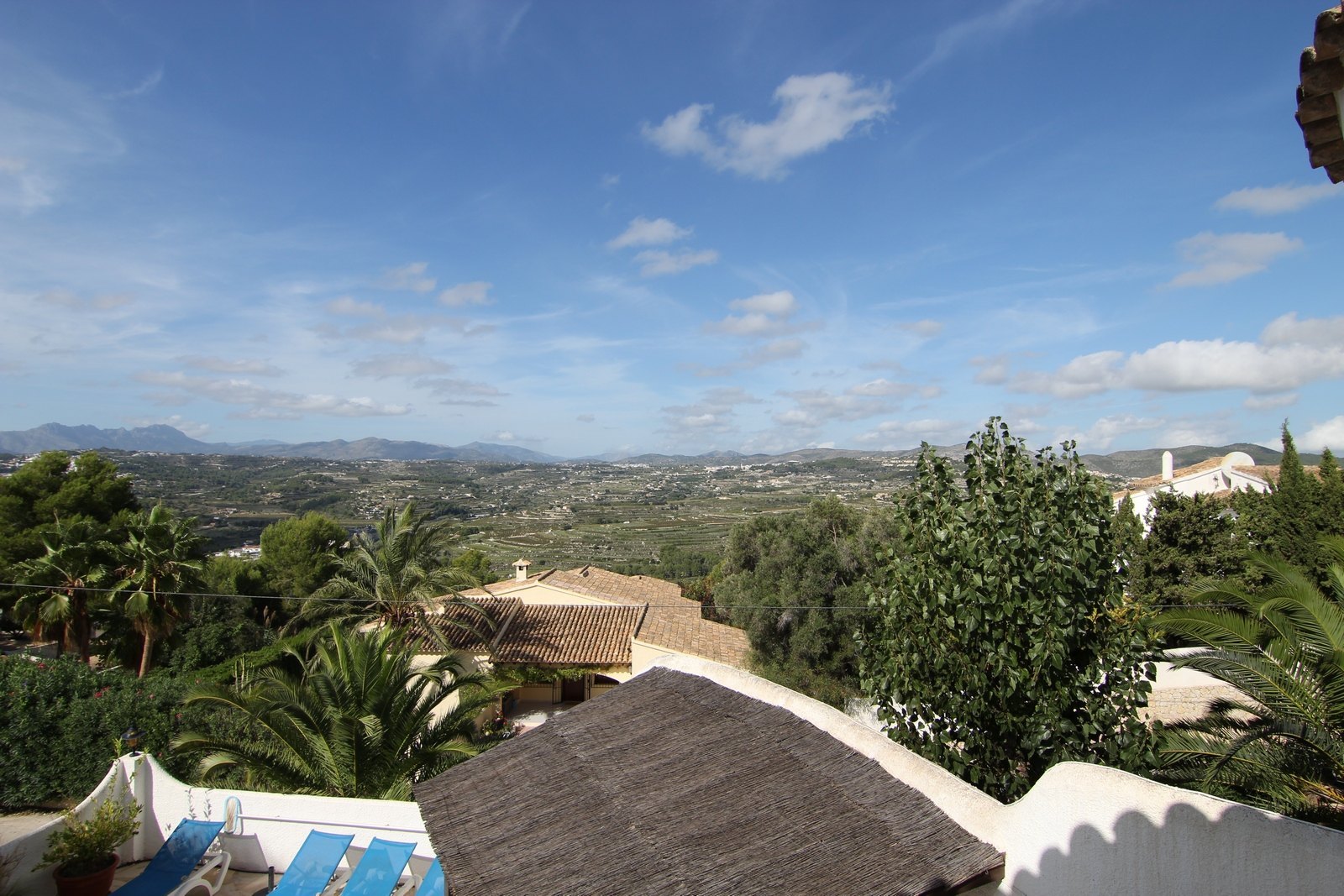Villa en venta con piscina y vistas panorámicas.
