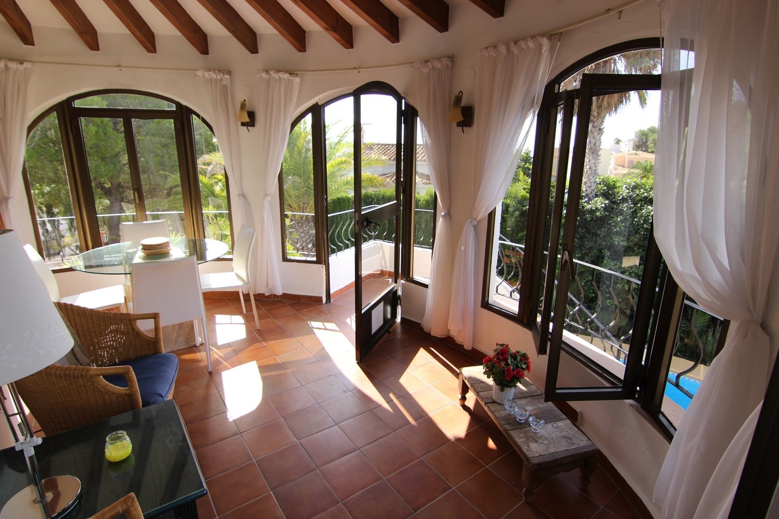 Villa en venta con piscina y vistas panorámicas.