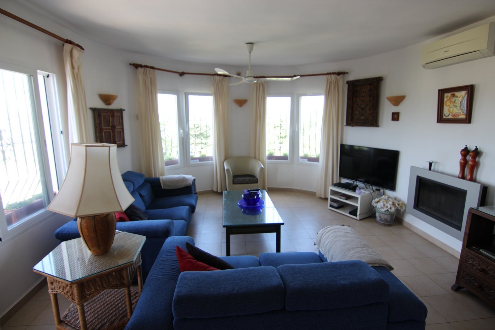 Villa en venta con piscina y vistas panorámicas.