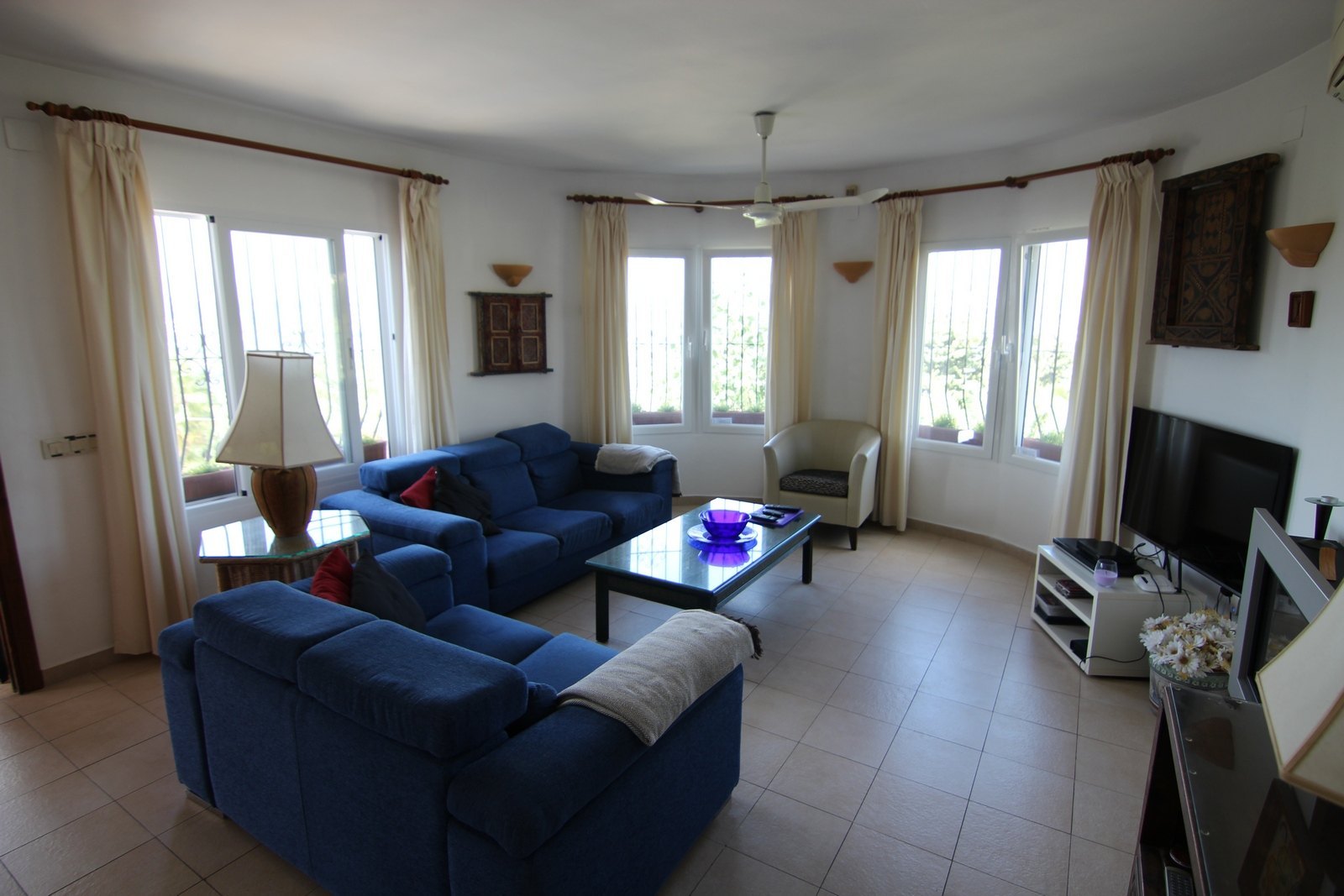 Villa en venta con piscina y vistas panorámicas.