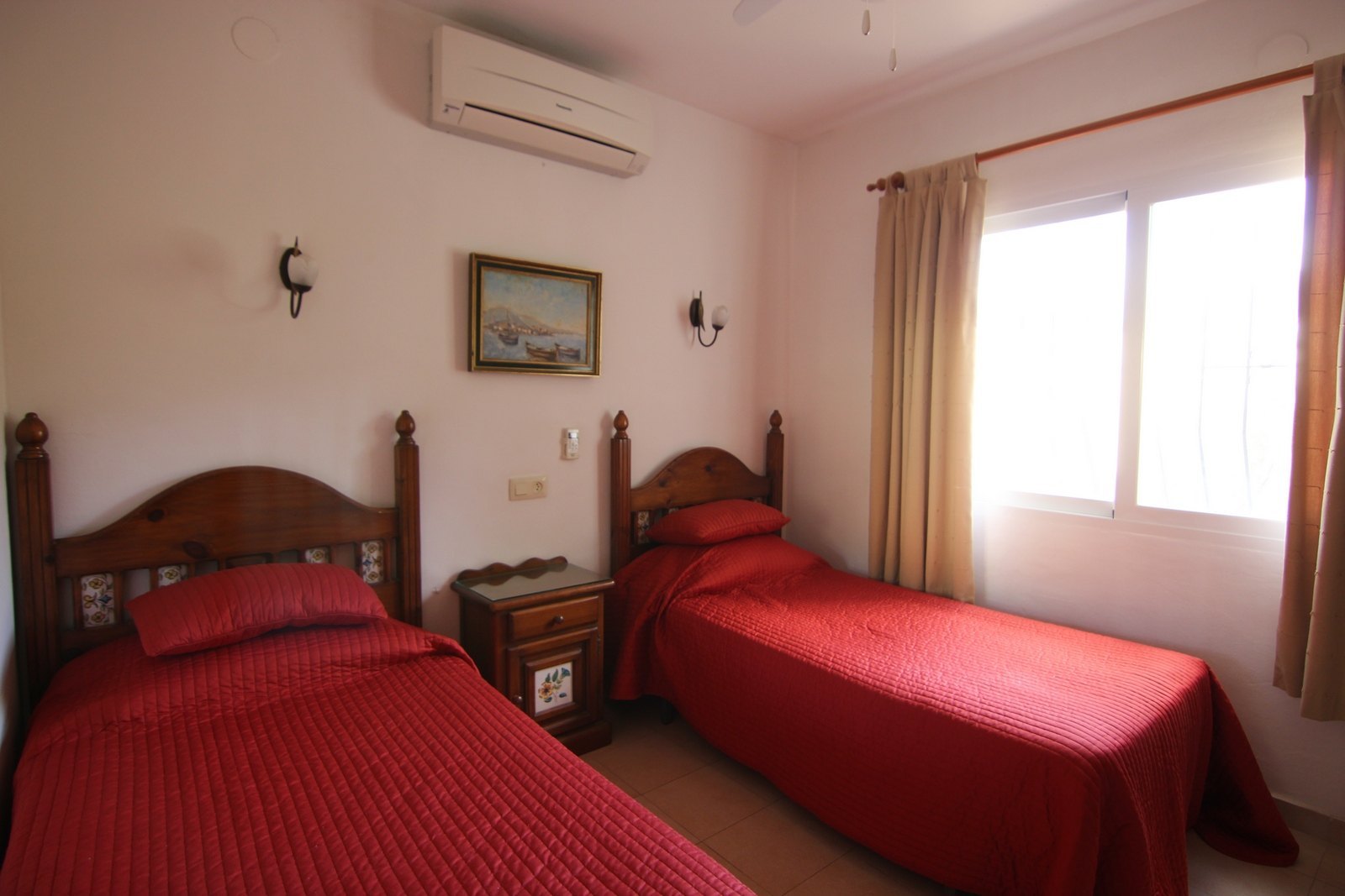 Villa en venta con piscina y vistas panorámicas.