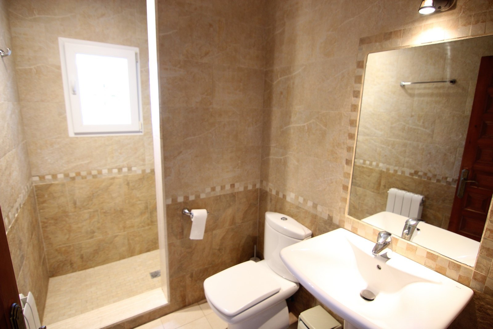 Villa en venta con piscina y vistas panorámicas.