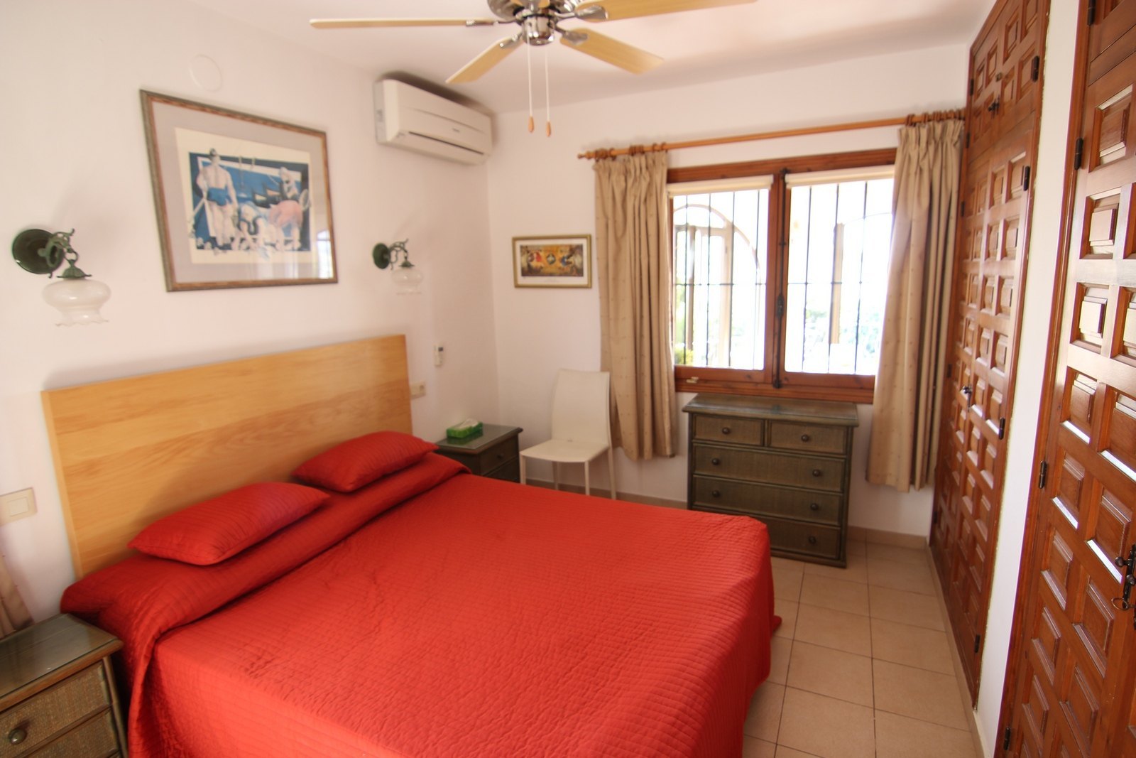 Villa en venta con piscina y vistas panorámicas.
