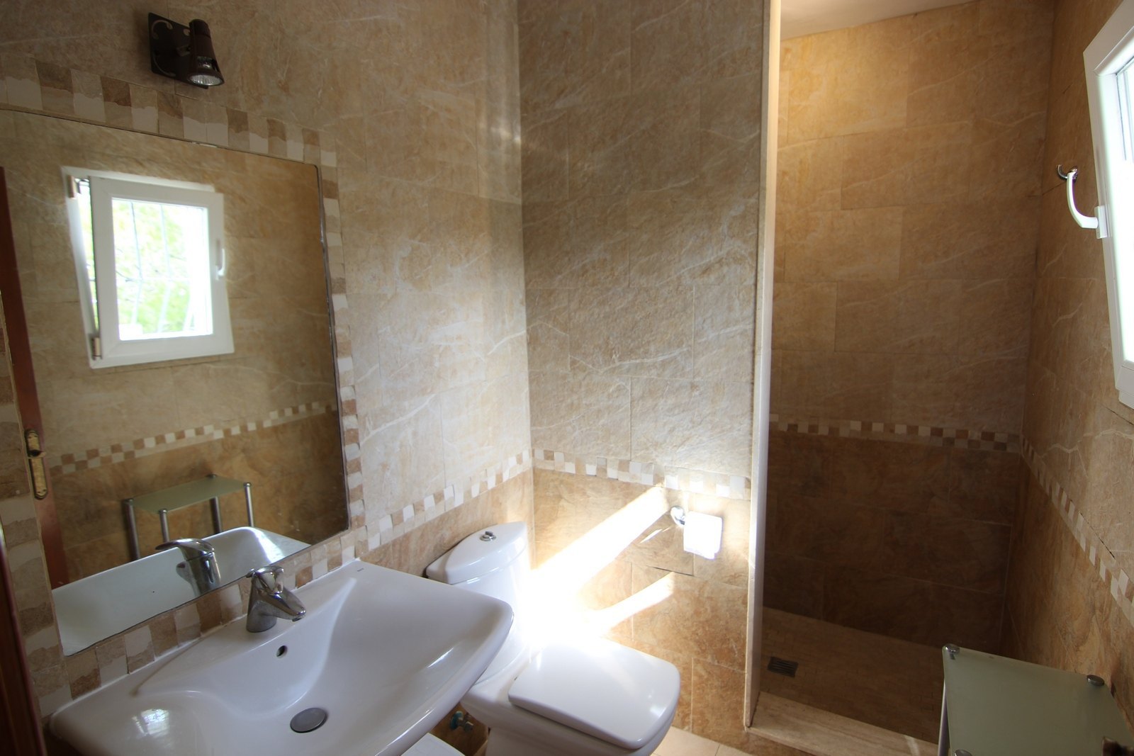 Villa en venta con piscina y vistas panorámicas.